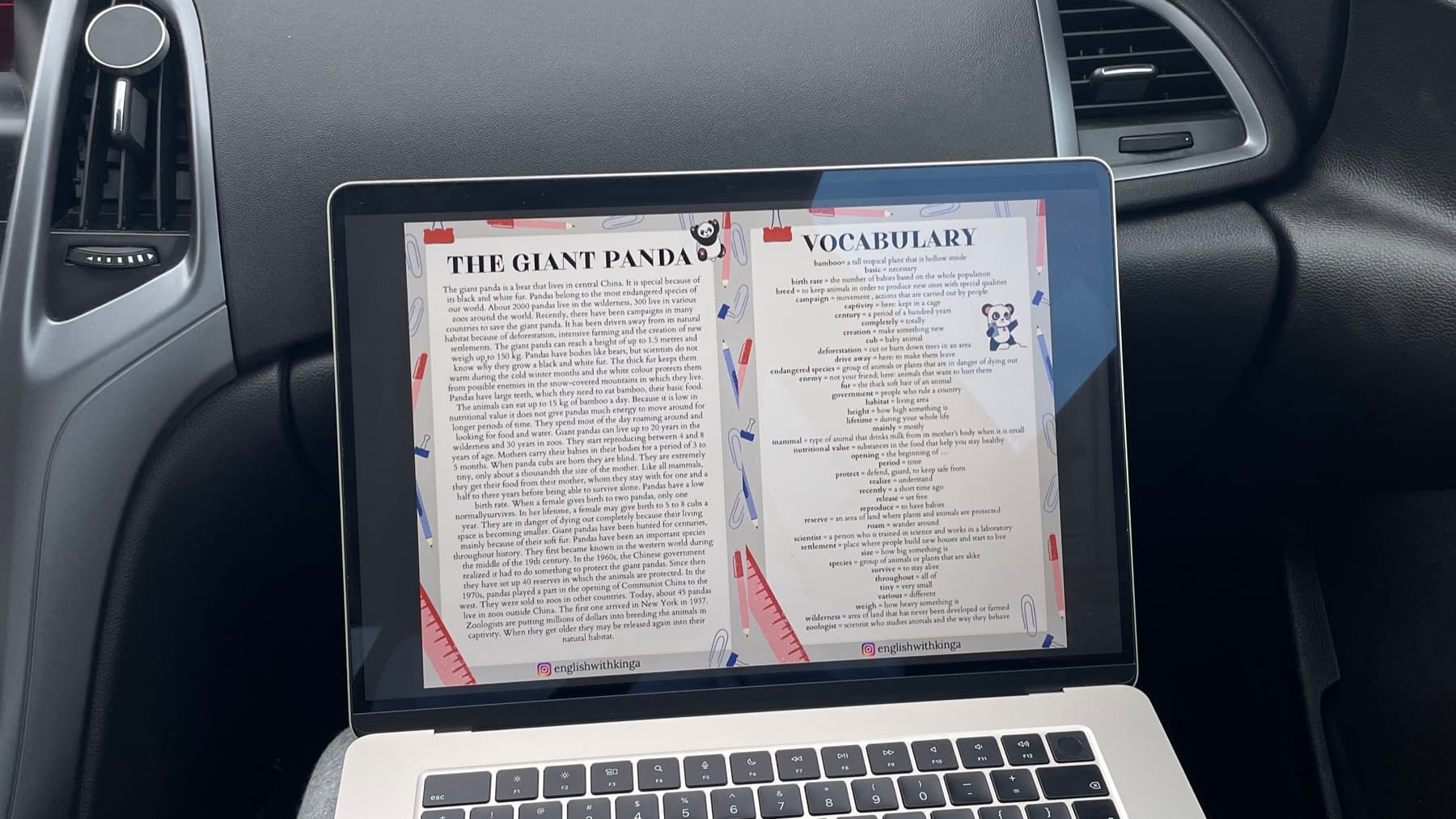Laptop z tekstem do czytania i listą słownictwa, otwarty na kolanach w samochodzie