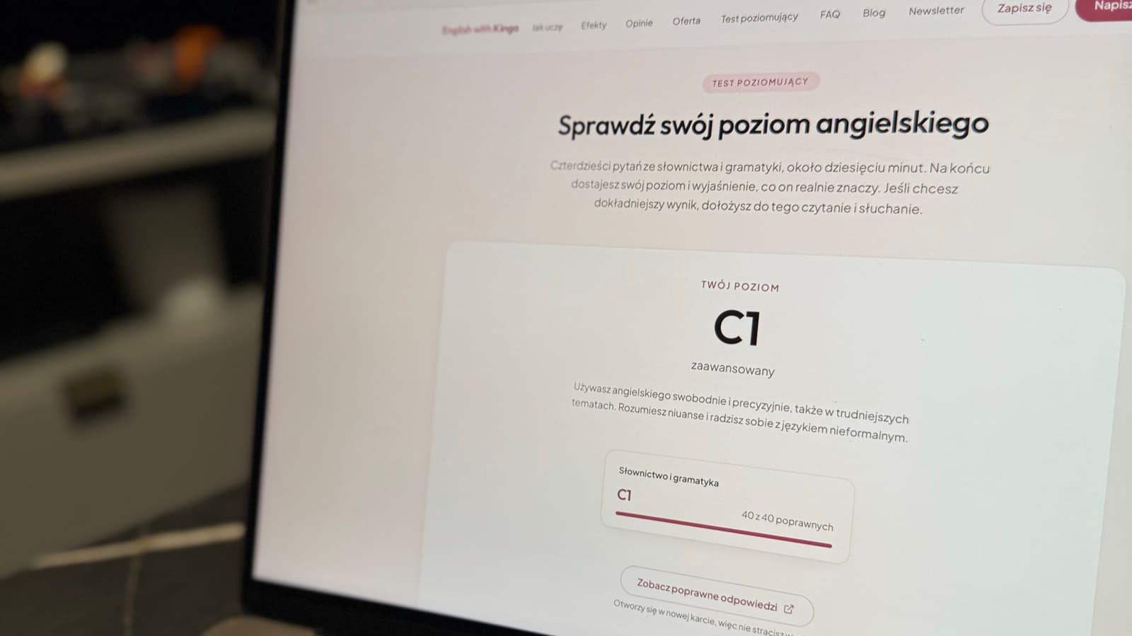 Ekran laptopa z wynikiem testu poziomującego na stronie English with Kinga: poziom C1, zaawansowany